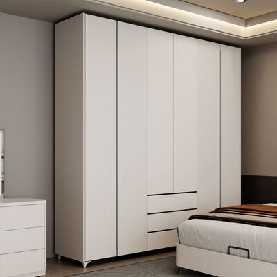 Un ensemble de chambres en bois de grande taille avec rangement, offrant une ambiance minimaliste confortable pour une chambre moderne de luxe complète